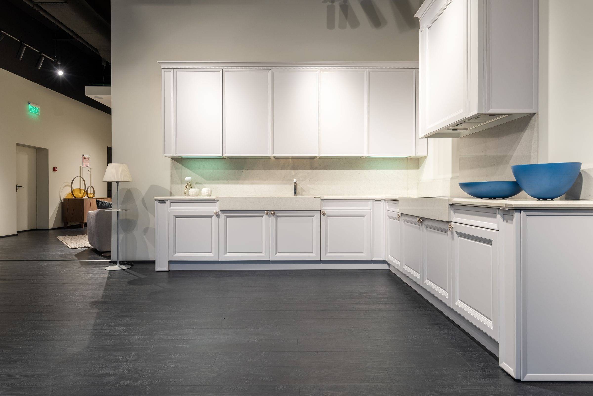 Cuisine d’exposition blanche en L dans un showroom